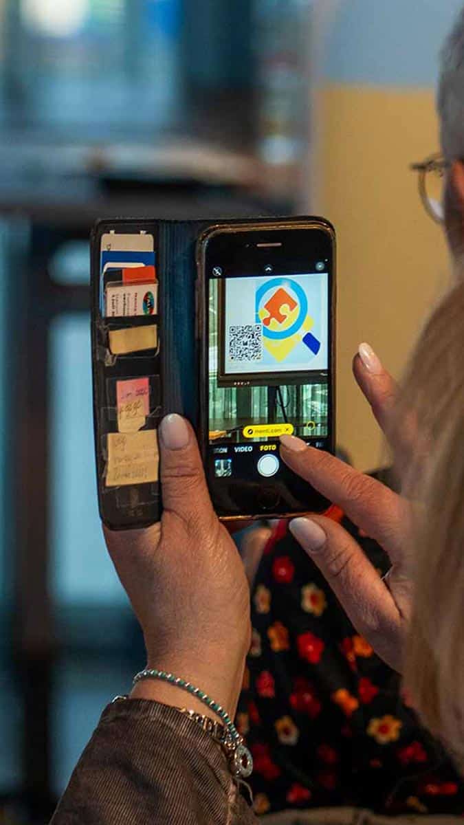 A participant scans a QR code during the LVB Xperience experiential training session organized by Humanitas DMH