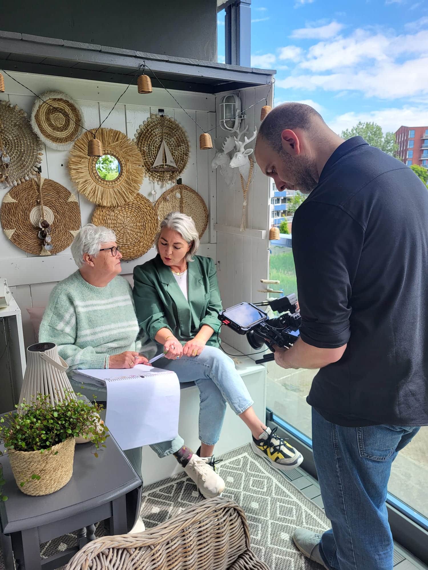 Mondha Media filmt interview met Radius Welzijn medewerker op locatie voor merkfilm welzijnsorganisatie