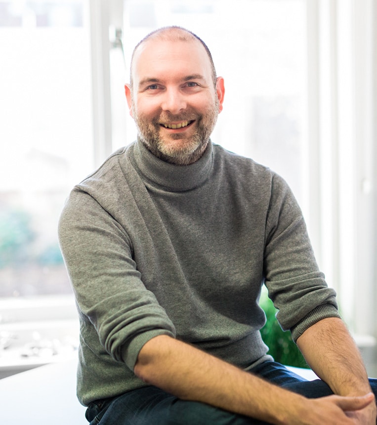 Informeel portret van Sebastiaan van Hamond, oprichter van storytelling bureau Mondha Media, toegankelijke setting