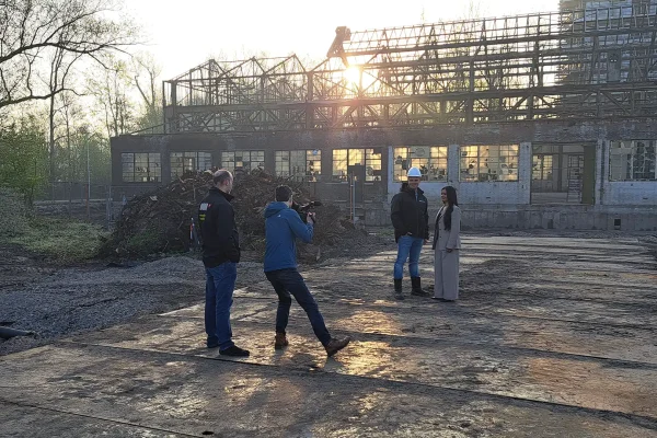 Juristen werven voor gemeente Zaanstad — opname op locatie Crew van Mondha Media filmt een interview op een herontwikkelingslocatie voor de wervingsfilm om juristen te werven voor gemeente Zaanstad