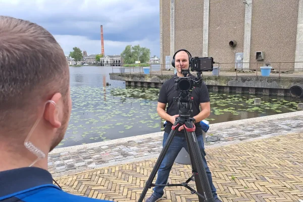 Cameraman filmt een interview voor de bedrijfsfilm van beveiligingsbedrijf More2Safety op locatie aan het water