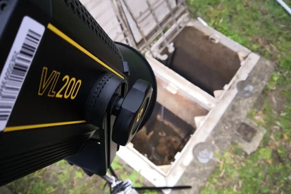 Behind the scenes frituurvet-voorlichtingsfilm gemeente Utrecht Filmlamp VL200 belicht een vetput tijdens de opname van de frituurvet-voorlichtingsfilm voor gemeente Utrecht