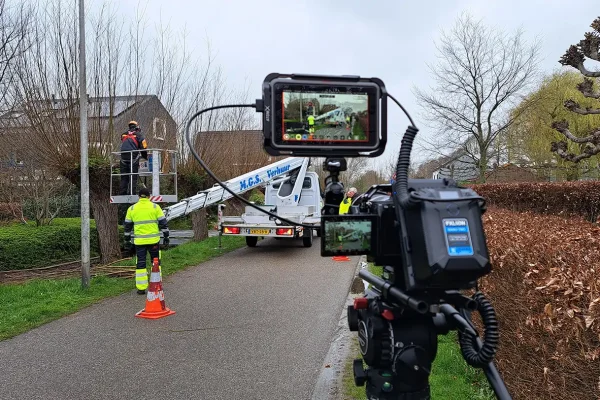 Behind the scenes wervingsvideo groenvoorziening gemeente Utrecht Cameraopstelling filmt een groenmedewerker in een hoogwerker tijdens de opname van een wervingsvideo voor gemeente Utrecht