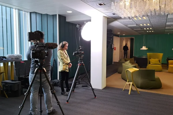 Behind the scenes krukfilm Zaanstad – wervingsvideo Mondha Media Cameraman en recruiter draaien een wervingsvideo op de filmset van een krukfilm voor gemeente Zaanstad