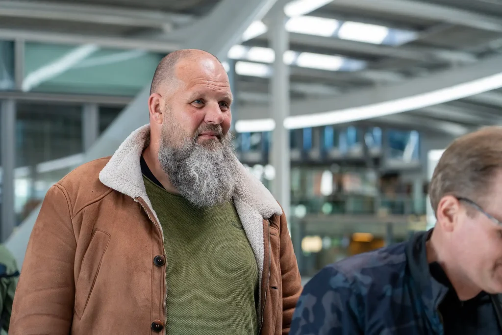 Portret van een deelnemer met grijze baard tijdens de bijeenkomst, fotografie bij de promotiefilm van Humanitas DMH