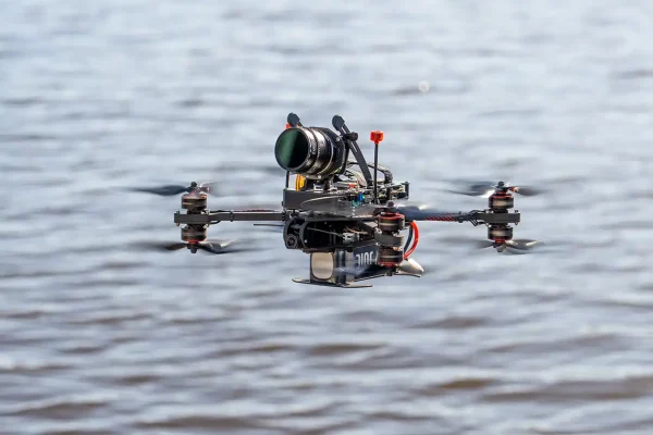 Havens en vaarwegen Zaanstad — cameradrone in actie FPV-cameradrone van Mondha Media vliegt laag boven het water tijdens de opnames voor de merkfilm over havens en vaarwegen van gemeente Zaanstad