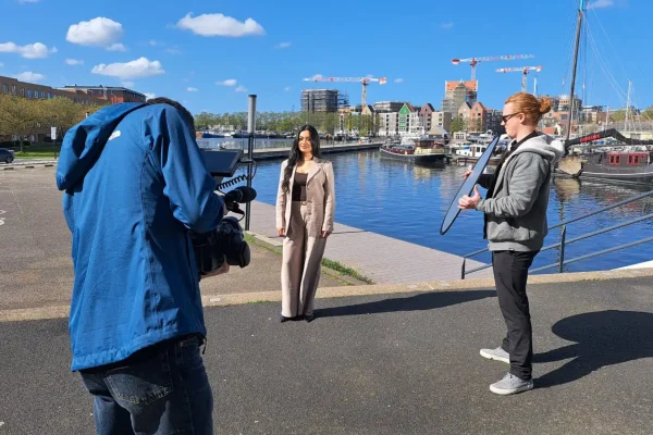 Juristen werven voor gemeente Zaanstad — opname aan de haven Crew van Mondha Media filmt een medewerker aan de Zaanse haven voor de wervingsfilm om juristen te werven voor gemeente Zaanstad