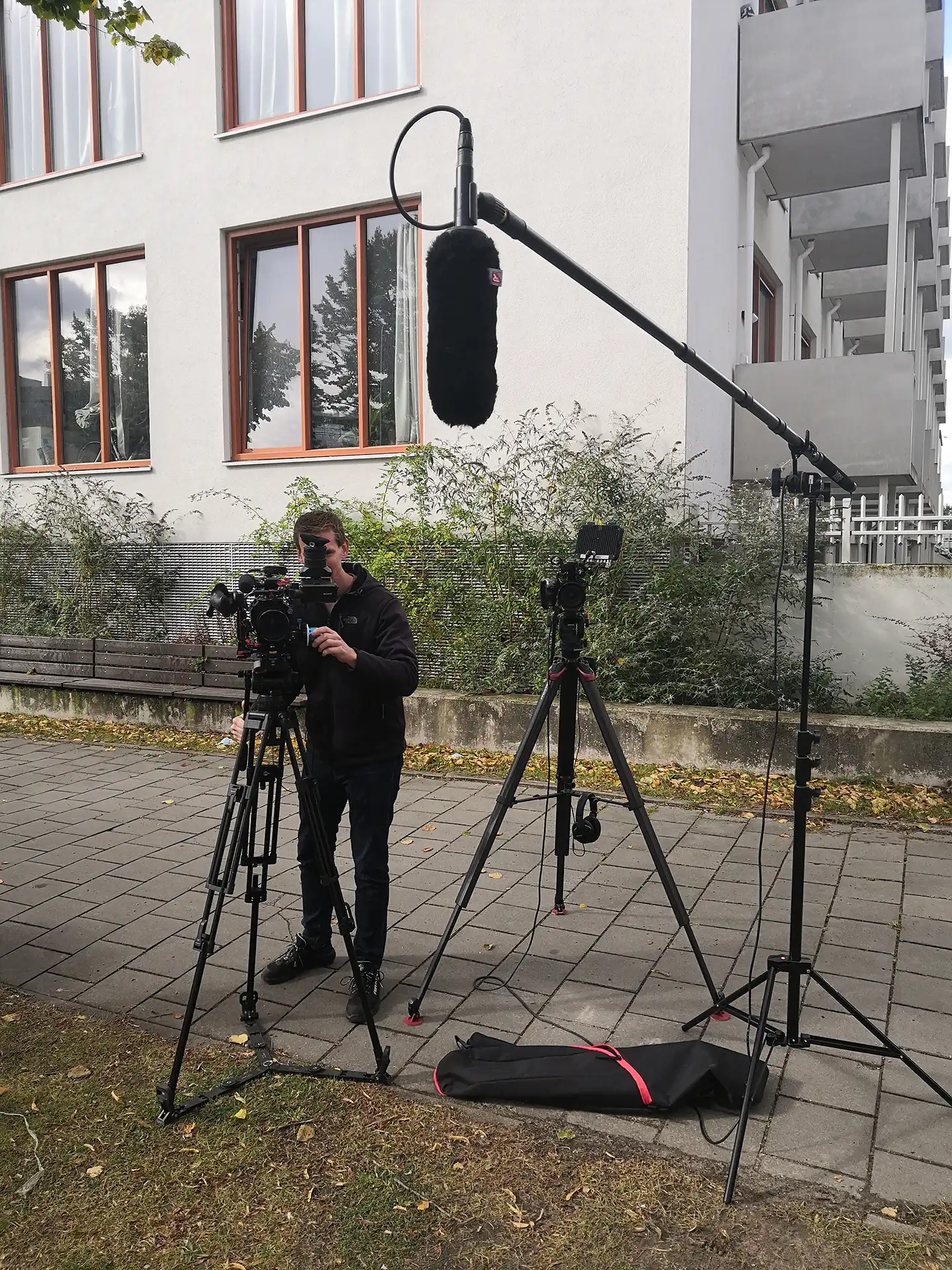 Cameraman van Mondha Media bouwt de camera- en geluidsopstelling op voor de testimonial van KIVI