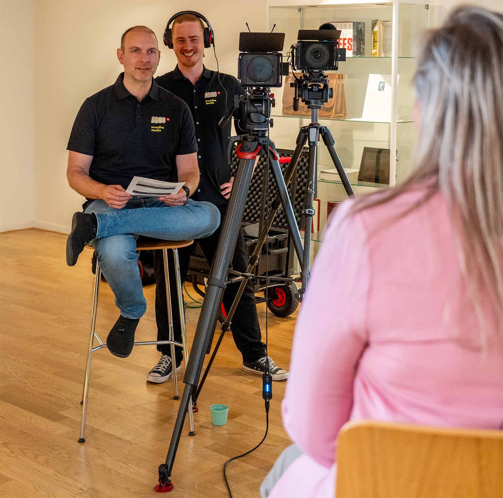 mondha-media-videoproductie-opname-draaien-fase-707x700-1 Mondha Media crew tijdens video-opname interview met professionele camera en geluidapparatuur. Draaien fase van Mondha Media