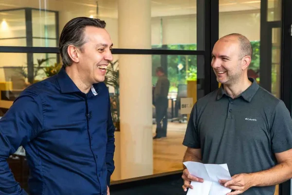 Ontspannen sfeer op de set bij Gemeente Leusden Een medewerker van de gemeente Leusden en een videospecialist van Mondha Media praten en lachen samen tijdens de productie van de wervingsvideo.