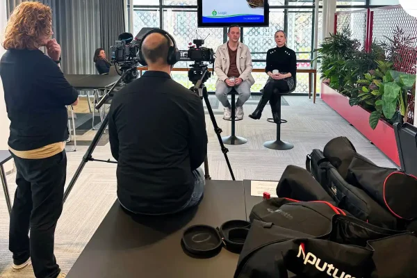 Werken bij gemeente Schagen — achter de schermen op de interviewset Achter de schermen bij Mondha Media: crew filmt twee medewerkers tijdens de interviewopname voor de video over werken bij gemeente Schagen
