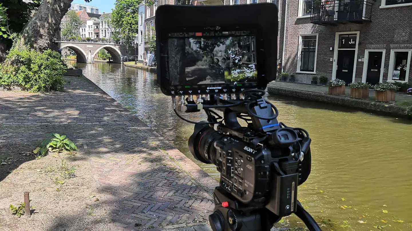 Werken bij gemeente Utrecht — camera in opstelling aan de gracht Sony-camera met monitor van Mondha Media in opstelling aan een zonnige Utrechtse gracht tijdens de opnames voor de video over werken bij gemeente Utrecht