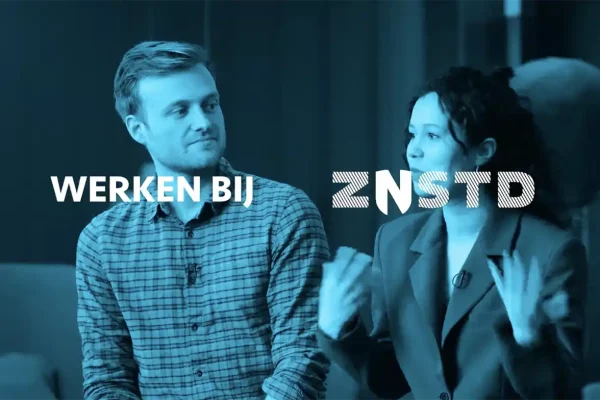 Werken bij ZNSTD – wervingsvideo gemeente Zaanstad Titelscherm 'Werken bij ZNSTD' uit de wervingsvideo van gemeente Zaanstad met twee medewerkers in gesprek