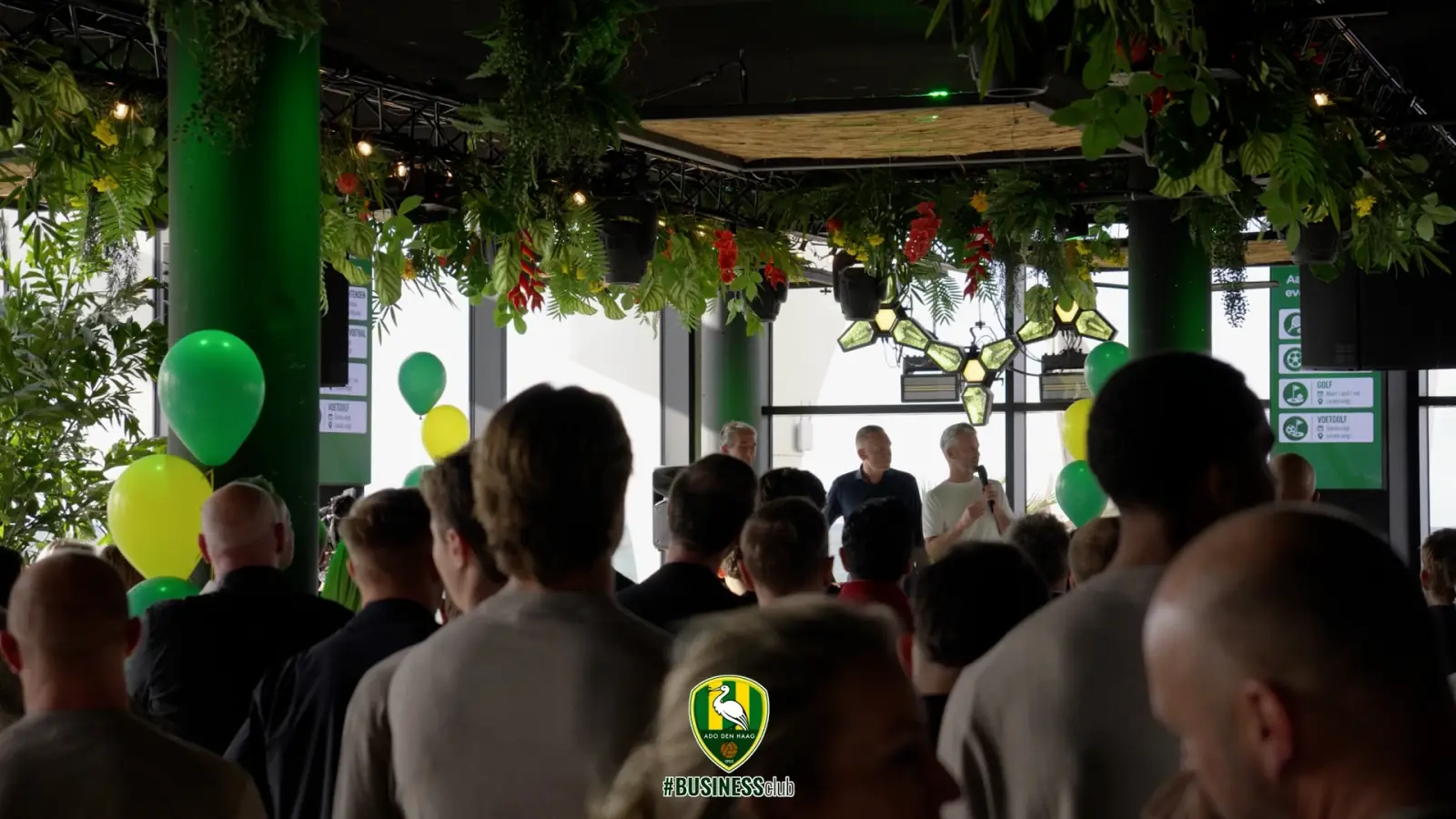 Gasten luisteren naar een spreker tijdens de seizoensopening van de ADO Den Haag Business Club, klik om de video af te spelen