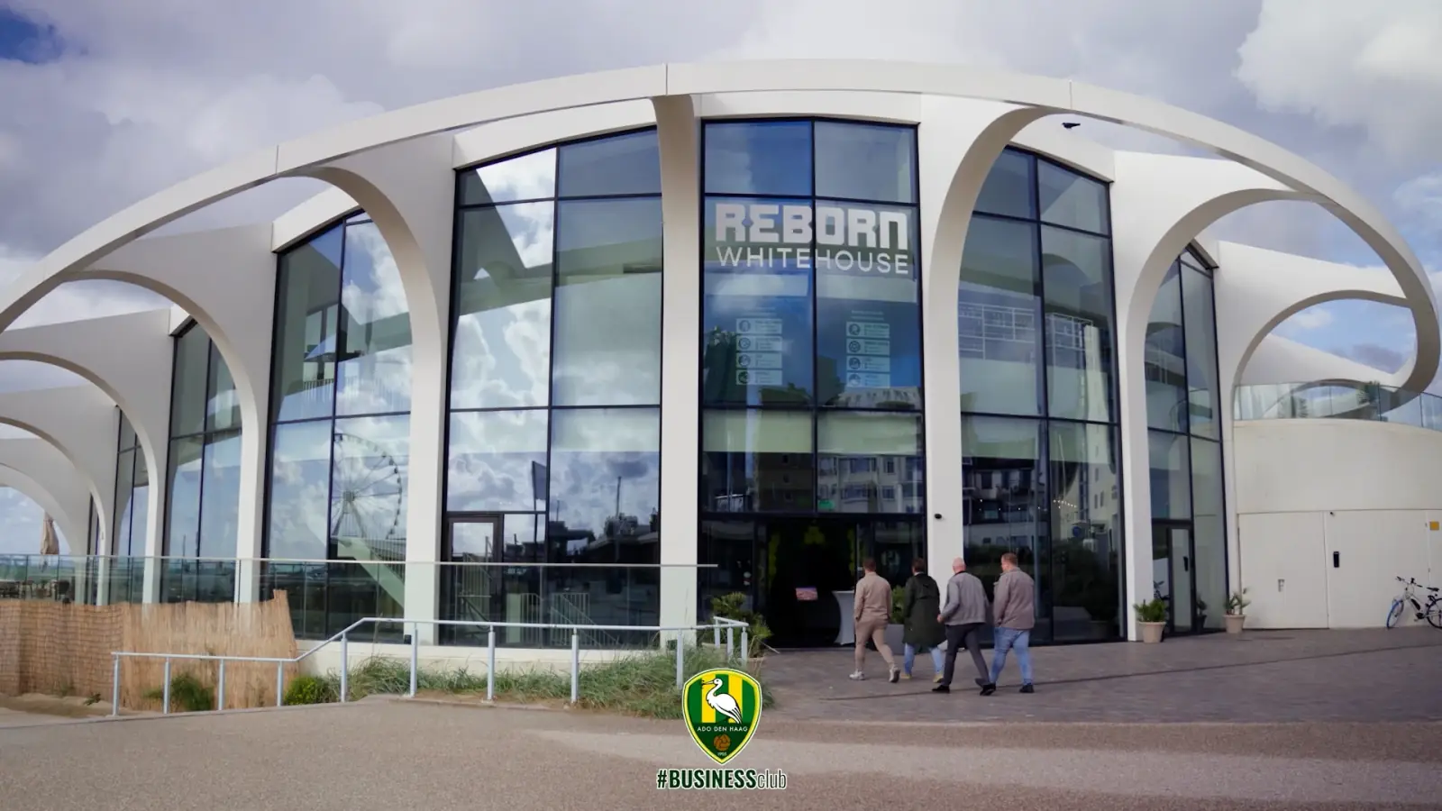 Gasten lopen naar de entree van REBORN Whitehouse in Scheveningen voor de seizoensopening van de ADO Den Haag Business Club