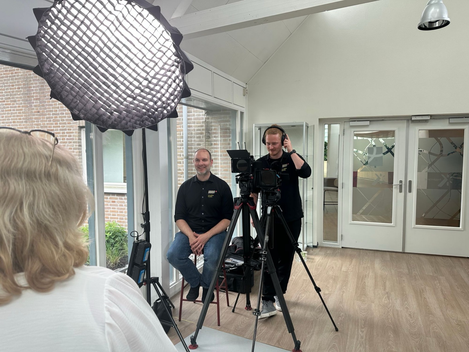 Opnames wervingsvideo's Gemeente Koggenland Opnames voor de wervingsvideo's van Gemeente Koggenland: Mondha Media-crew met lamp, camera en geluid