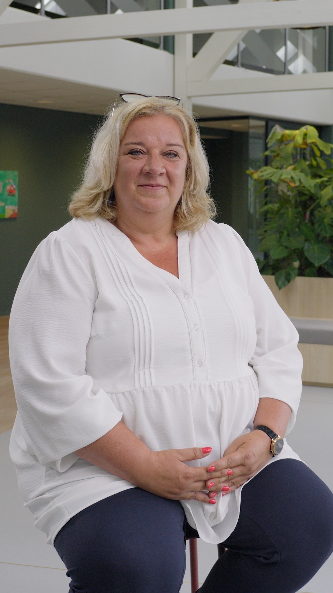 Verticale social media-video van Gemeente Koggenland: een collega vertelt over werken bij de gemeente, still