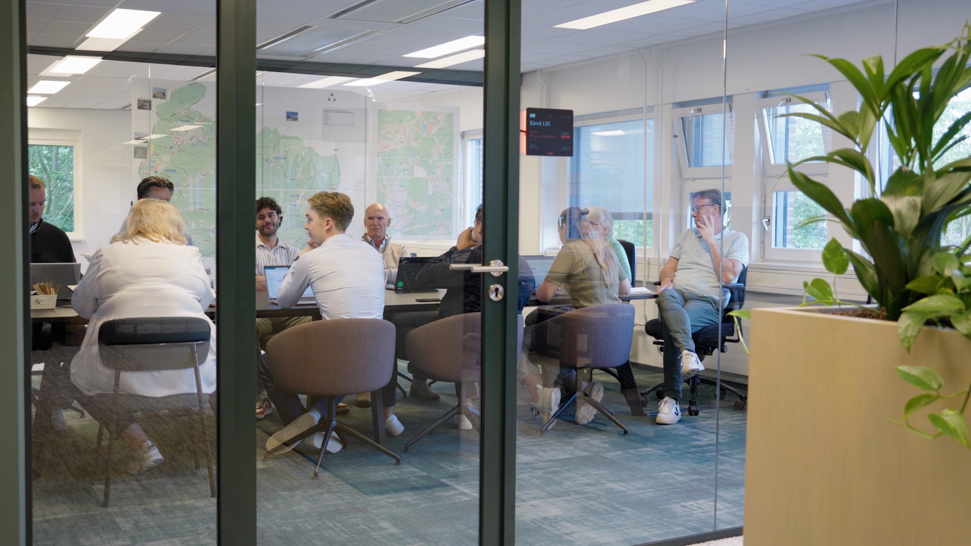 Vergaderruimte Gemeente Koggenland, still wervingsvideo Collega's van Gemeente Koggenland in een glazen vergaderruimte, still uit de wervingsvideo's