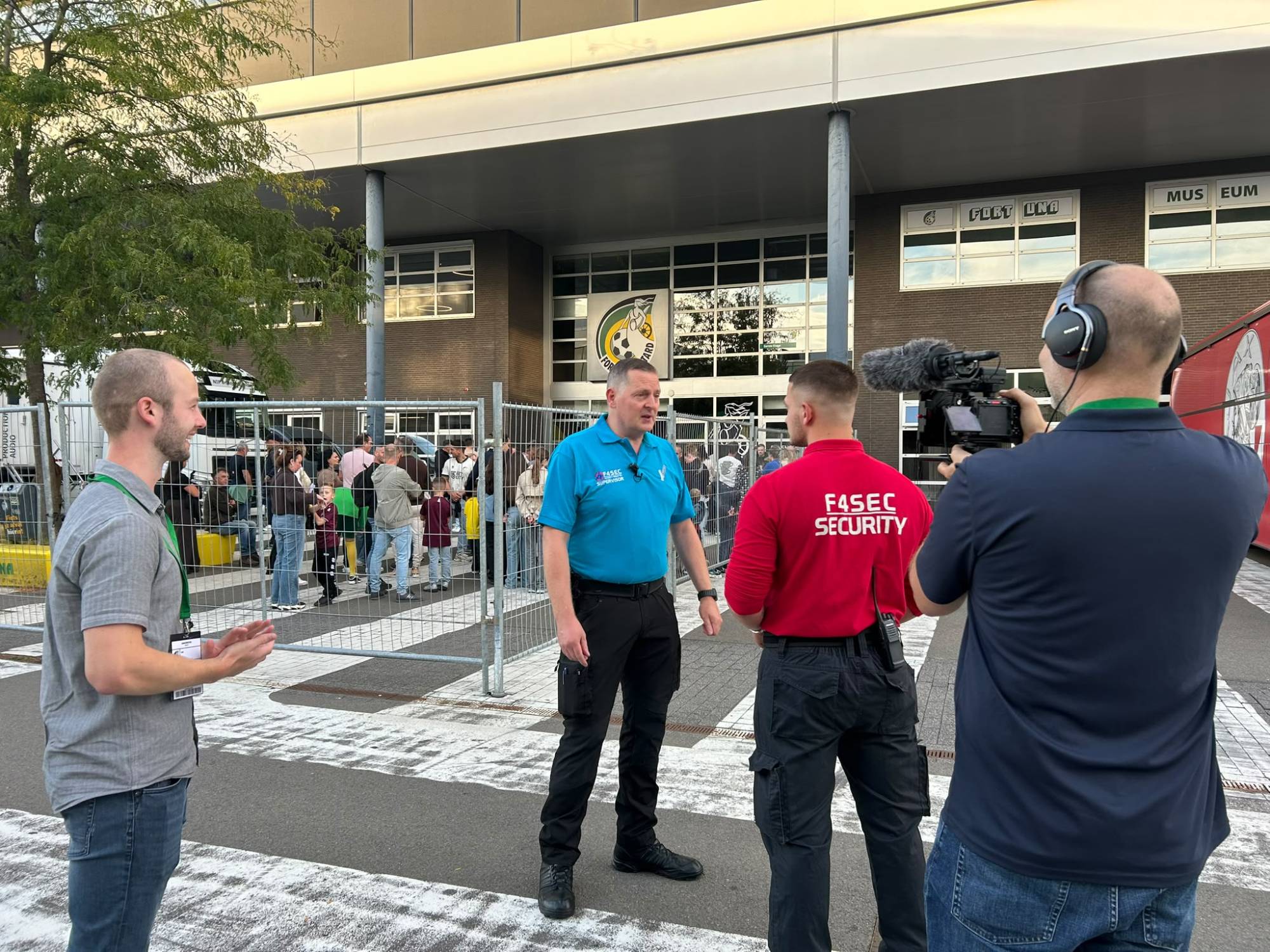 Portretvideo's van beveiligers VVNL: interview Roy bij Fortuna Sittard Portretvideo's van beveiligers: interview met Roy van F4SEC Security Group voor het stadion van Fortuna Sittard, met cameraman en een collega